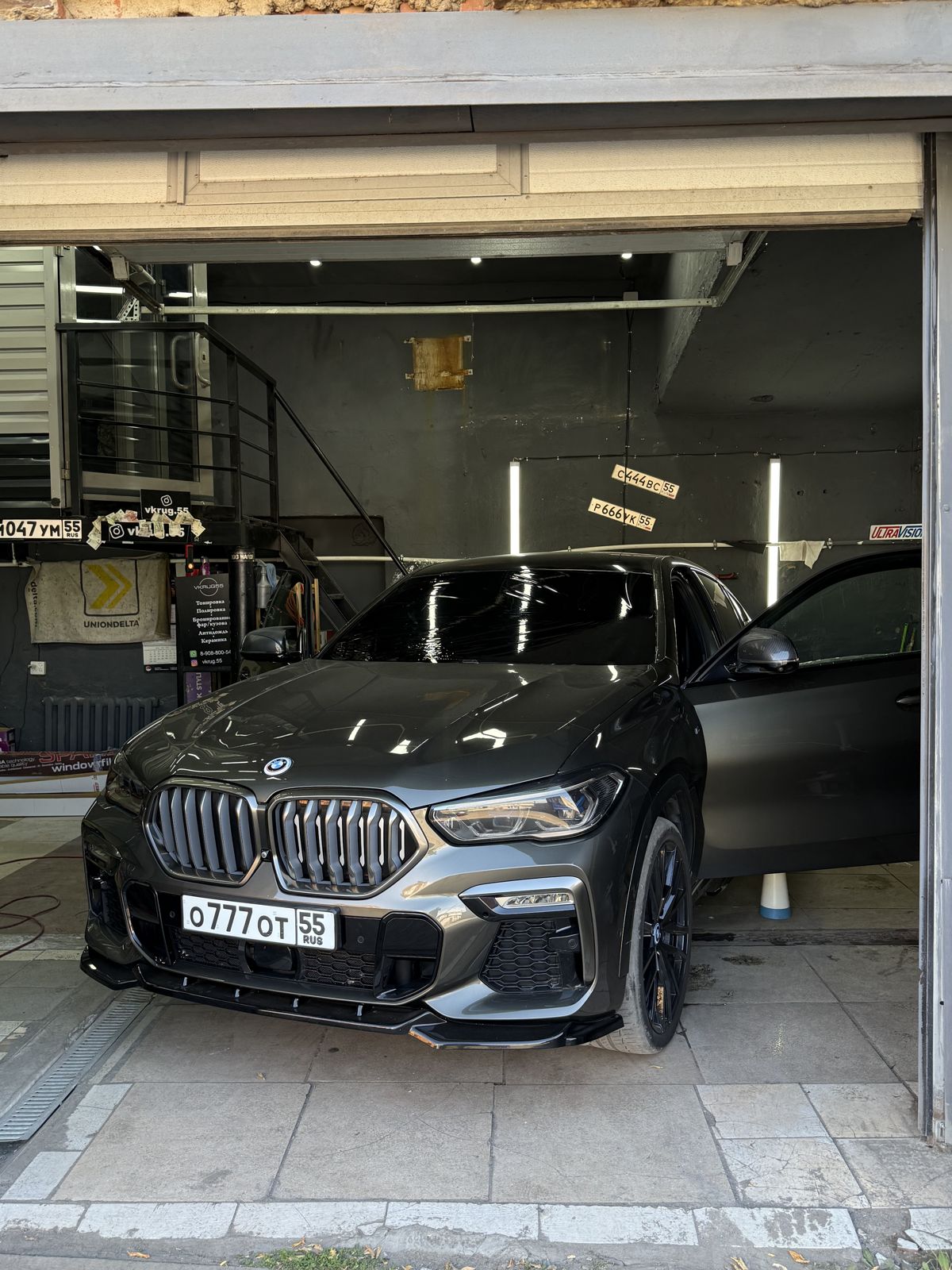 BMW X6 в студии Вкруг55 после оклейки